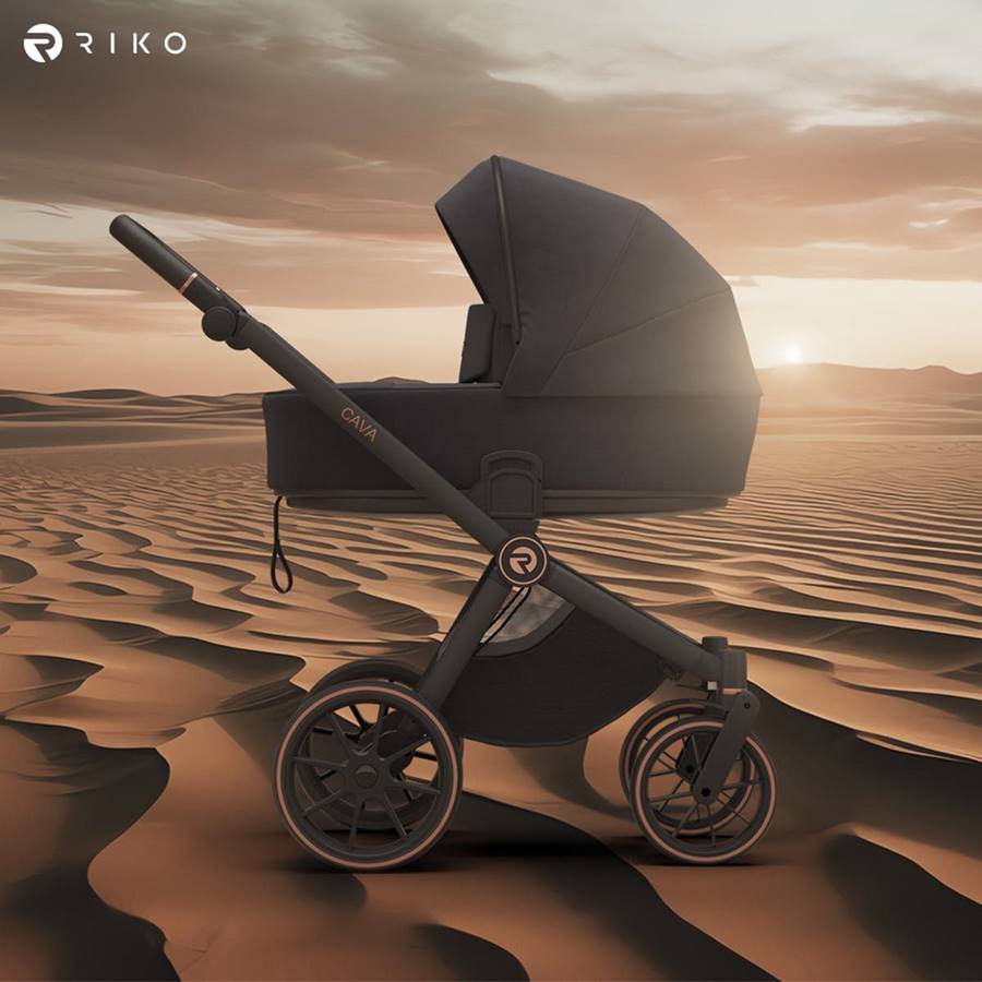 Riko Cava Coal 02 – nowoczesny czarny wózek 3w1 w plenerze, minimalistyczny design inspirowany naturą.